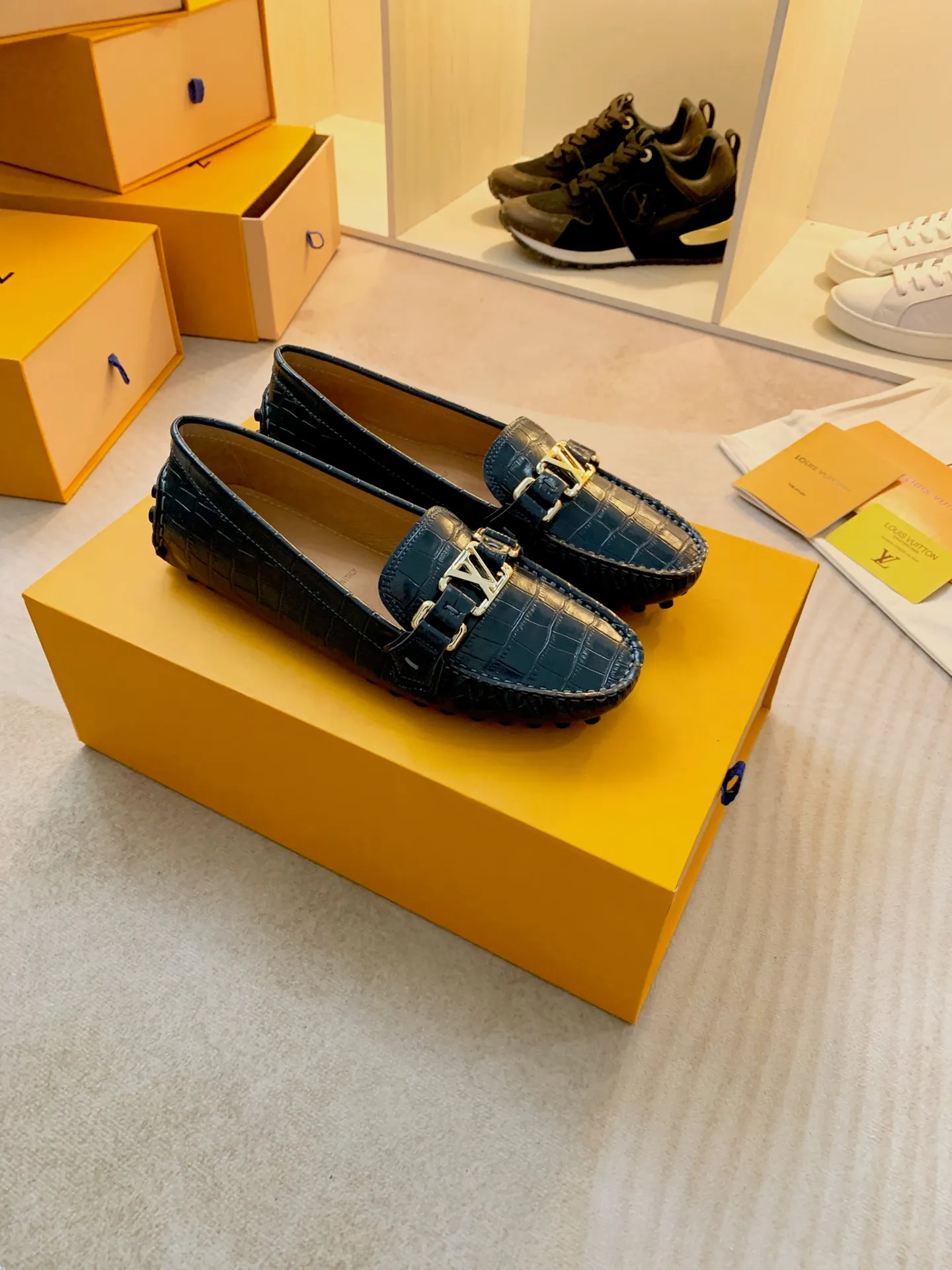 p460💰Couple model❤️🇫🇷 𝙇𝙤𝙪𝙞𝙨 𝙑𝙪𝙞𝙩𝙩𝙤𝙣 🇫🇷Louis Vuitton 2023 Classic𝓛𝓿 𝓣𝓻𝓪𝓲𝓷𝓮𝓻 Sports Series ➪➪➪¯ [Arizona Doudou Shoes Series] ▪️▪️▪️Arizona slip-on shoes are made of Monogram Eclipse canvas. Its hand-painted and dyed edges and hand-sewn uppers fully demonstrate Louis Vuitton's traditional shoemaking craftsmanship. This slip-on shoe is very lightweight. The integrated tongue and upper make it particularly comfortable and flexible. The soft outsole is equipped with rubber padding. Decorated with matching sash. Detailed features: ☑️Monogram Eclipse canvas ☑️Black Eclipse pattern ☑️Hand-painted shoe edges ☑️Hand-sewn uppers (each pair takes time to process) ☑️Integrated tongue and upper construction ☑️Outsole equipped with rubber lining ☑️size: 35_46